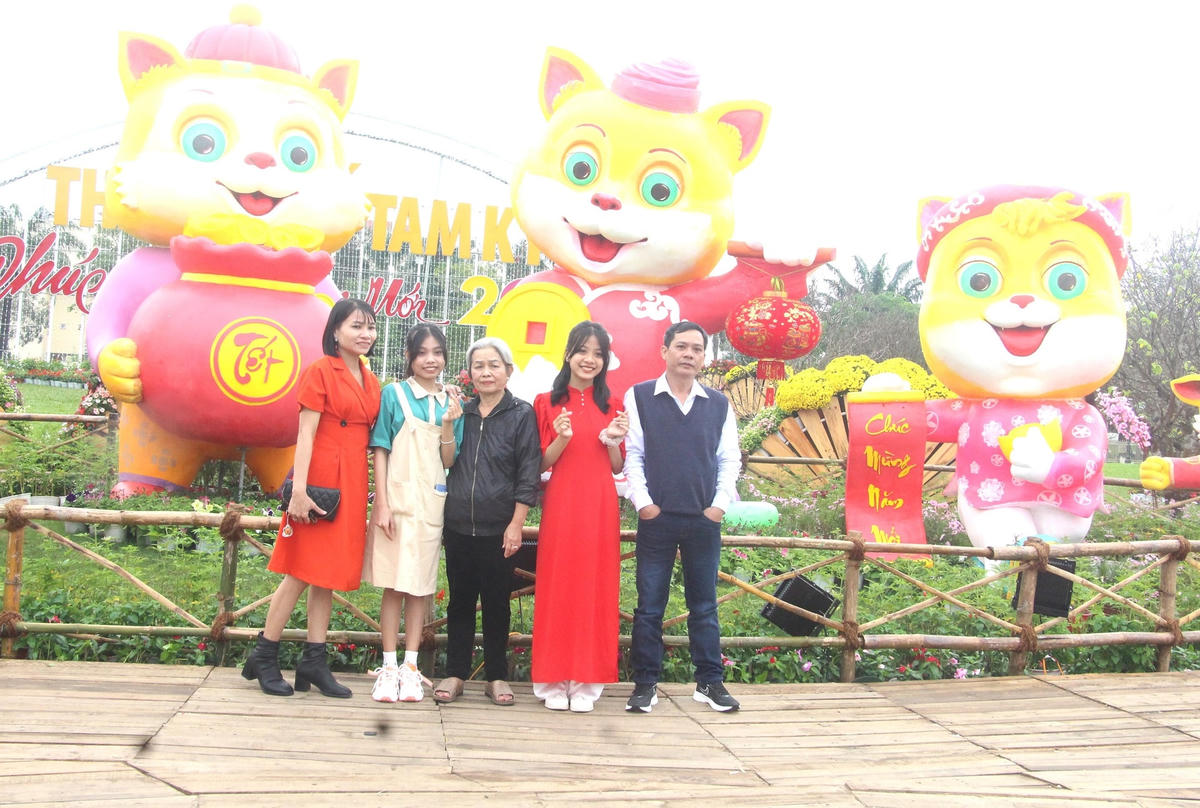 Một gia đình tạo dáng bên linh vật linh mèo.