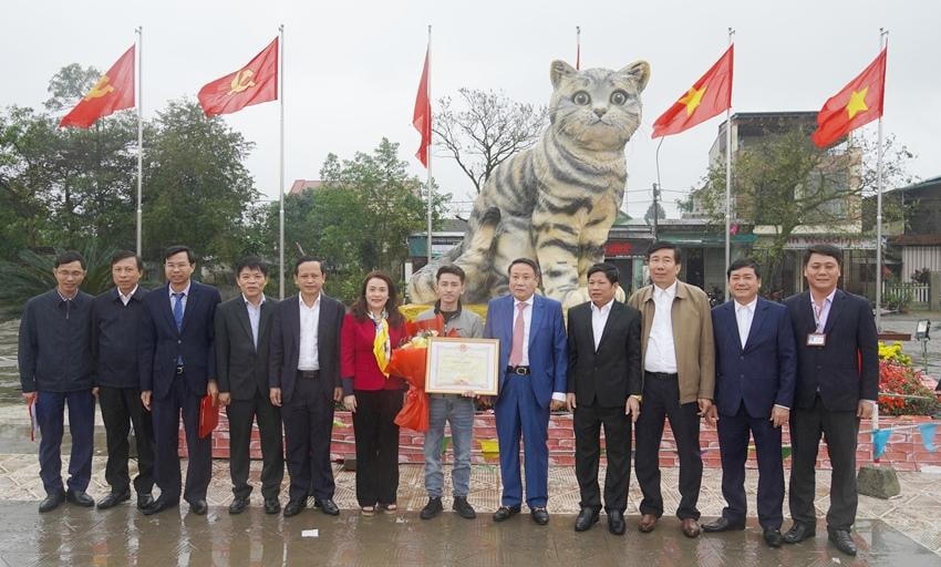 UBND tỉnh Quảng Trị tổ chức khen thưởng cho anh Đinh Văn Tâm - người chế tác tượng linh vật mèo trưng bày tại thị trấn Ái Tử, huyện Triệu Phong. Ảnh: quangtri.gov.vn.