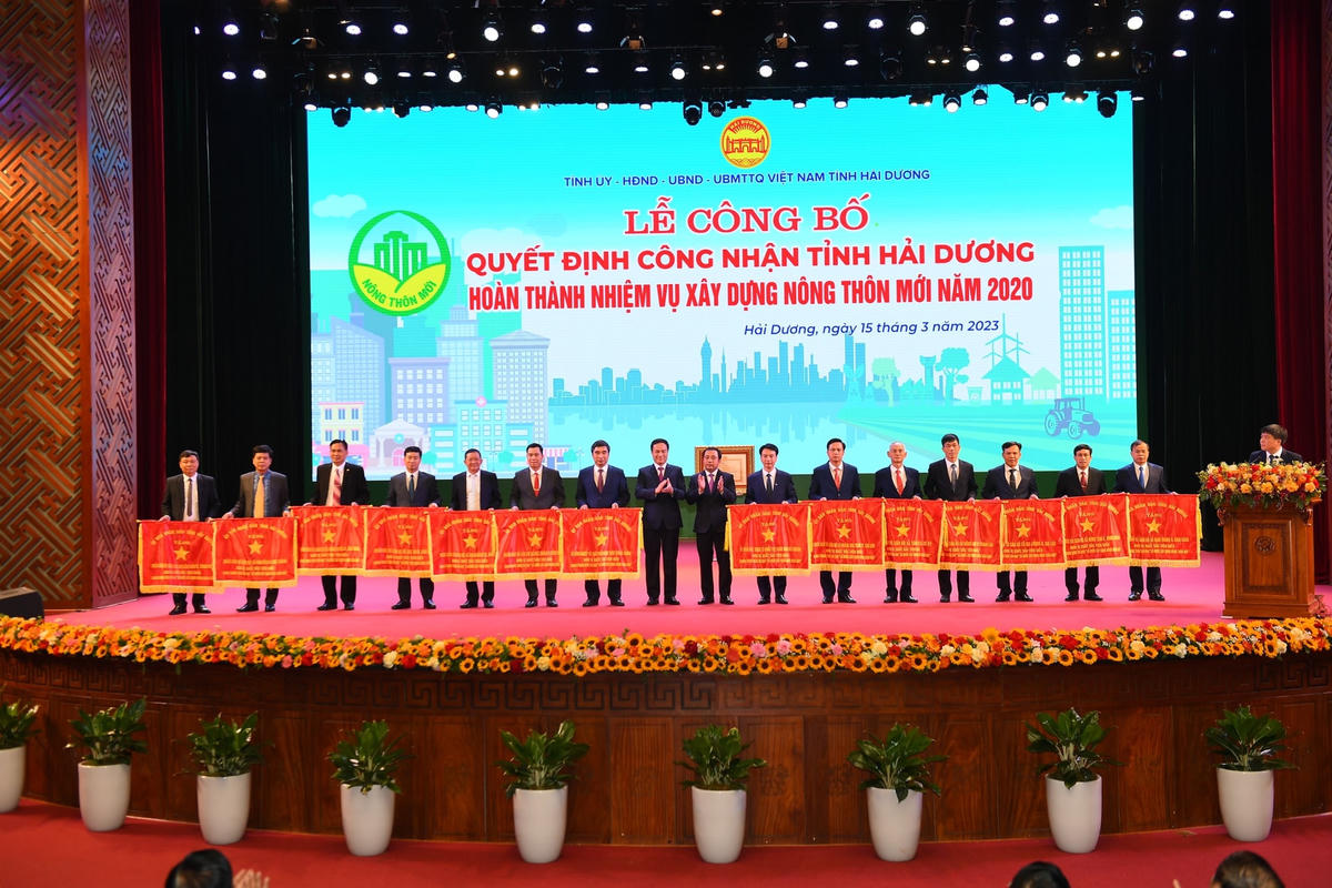 Lãnh đạo tỉnh Hải Dương trao cờ thi đua cho các đơn vị xuất sắc.