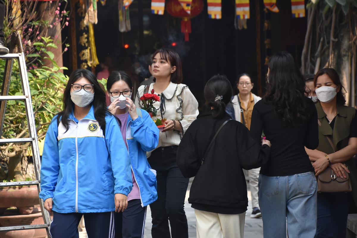 Thời tiết tại Hà Nội hôm nay khá đẹp, do vậy nhiều người đã tranh thủ giờ nghỉ trưa để đến cầu duyên.