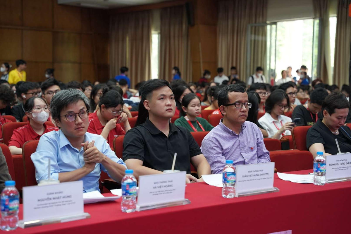 Các khách mời tham gia Unitour: Money Hunter Tour 2 diễn ra tại Đại học Bách khoa, ngày 20/7.