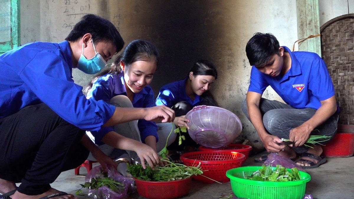 Những mâm cơm ấm lòng gia đình những người có công với cách mạng. 
