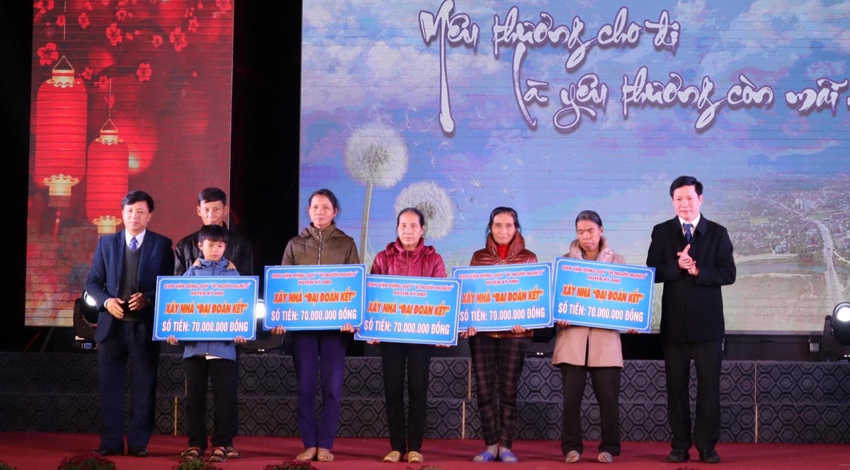 Ban Tổ chức trao biểu trưng hỗ trợ xây nhà đại đoàn kết cho 5 gia đình.