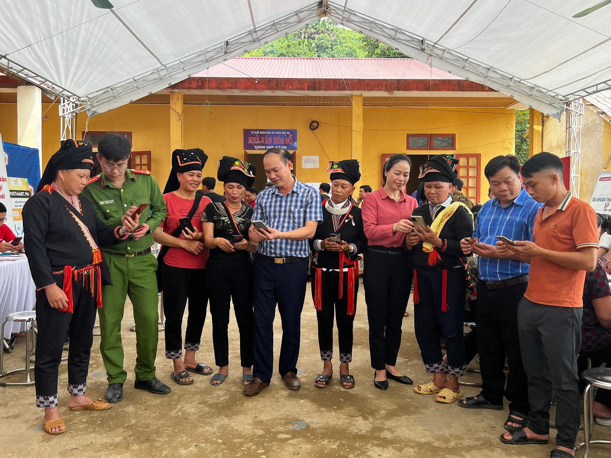 Ngày hội chuyển đổi số tại "Nhà văn hóa số" Khe Bành.  