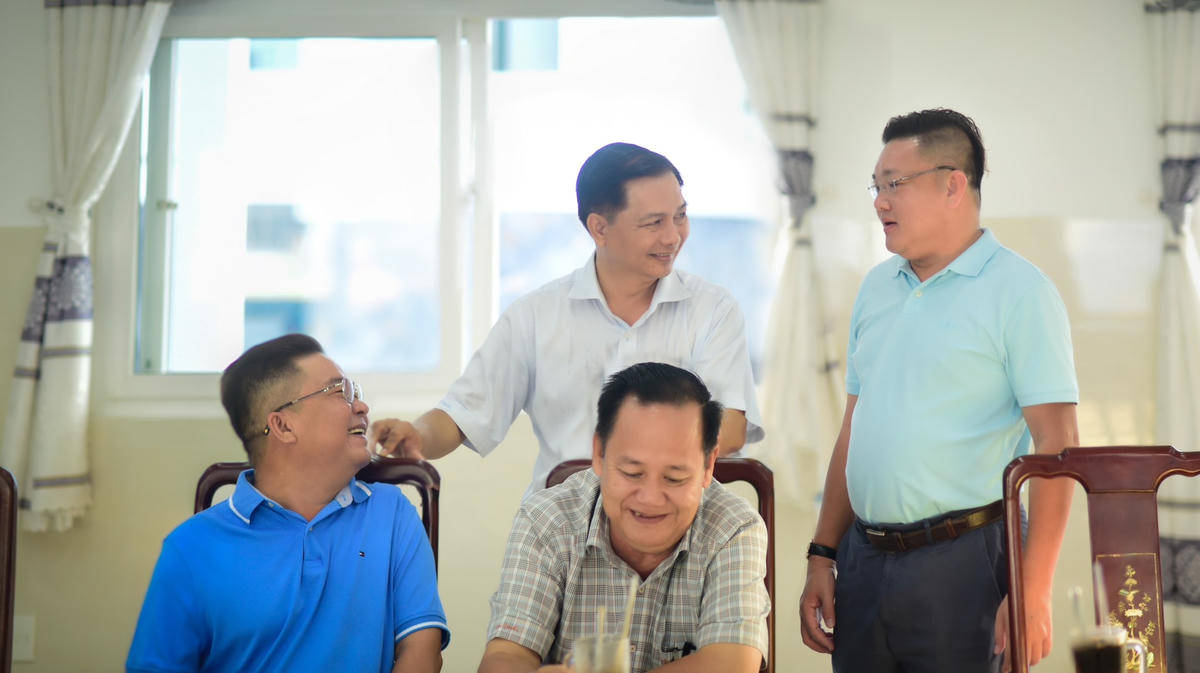 Chủ tịch UBND tỉnh Sóc Trăng Trần Văn Lâu (áo trắng) gặp gỡ lãnh đạo các doanh nghiệp trong tỉnh.