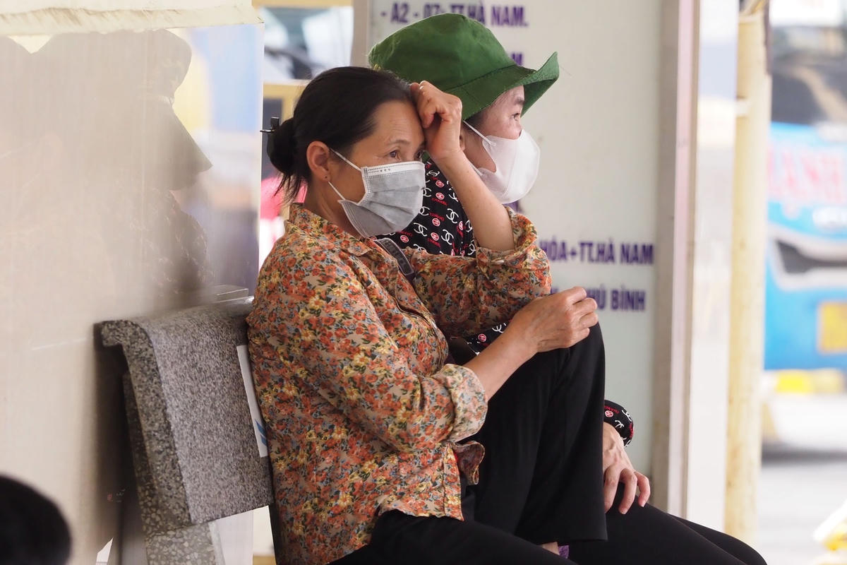 Do đó, UBND Thành phố Hà Nội yêu cầu người dân khi đến các nơi công cộng phải nghiêm túc thực hiện việc đeo khẩu trang để phòng chống dịch.