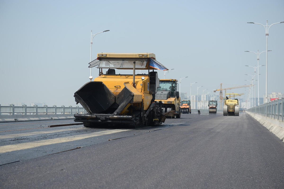 Nhiệt độ của vật liệu khi đưa ra thảm khoảng 150 độ C, cùng với cái nắng 40 độ C của Hà Nội các công nhân vẫn cố gắng đưa dự án về đích sớm nhất có thể.