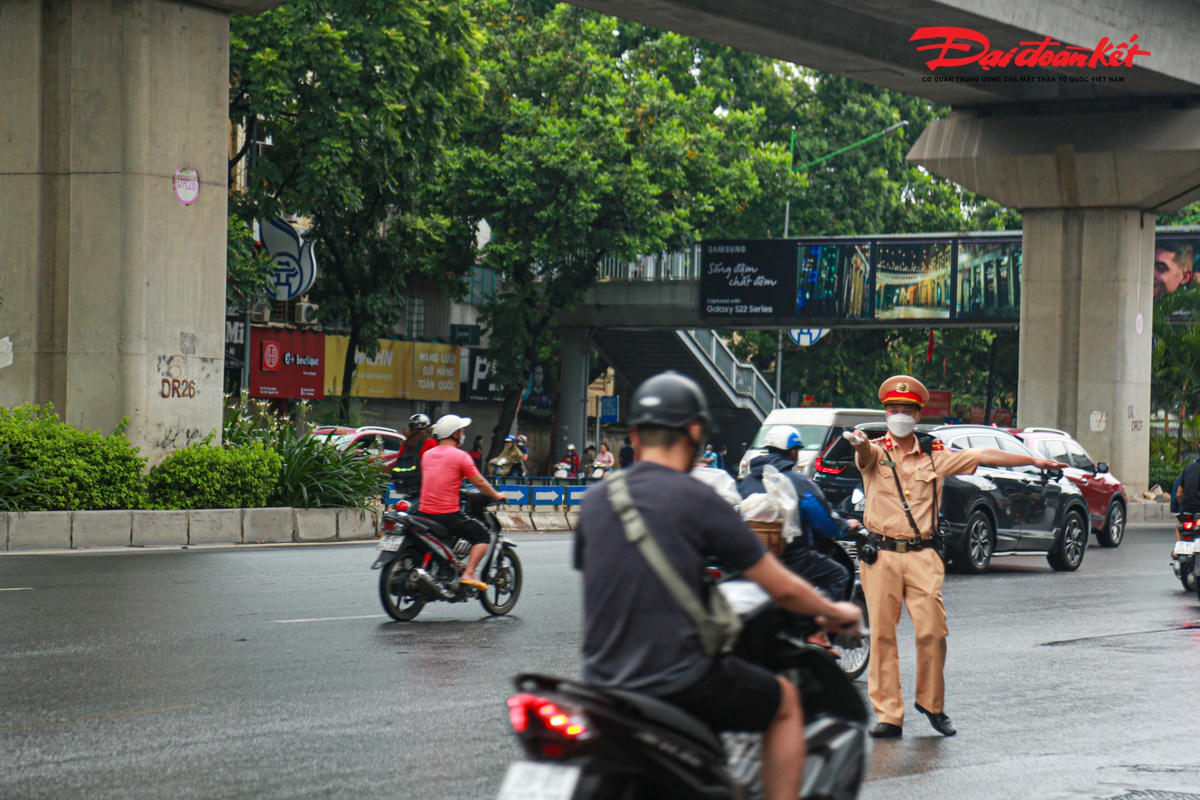 Đại diện Đội CSGT Số 7 (Công an TP Hà Nội) cho biết: “Để phục vụ công tác phân luồng giao thông, chúng tôi bố trí 1 tổ công tác thường xuyên túc trực trên tuyến đường Nguyễn Trãi để tuyên truyền người dân tham gia giao thông theo phương án mới. Bên cạnh đó, chúng tôi cũng sẽ tiến hành quan sát thực tế, đóng góp ý kiến để Sở GTVT TP Hà Nội có những điều chỉnh phù hợp, nhằm giảm thiểu ùn tắc trên tuyến đường”.