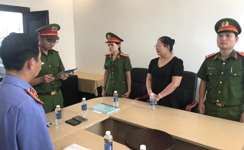 Công an đọc lệnh khởi tố, bắt giam Phan Thị Thanh. Ảnh: Công an Đà Nẵng.