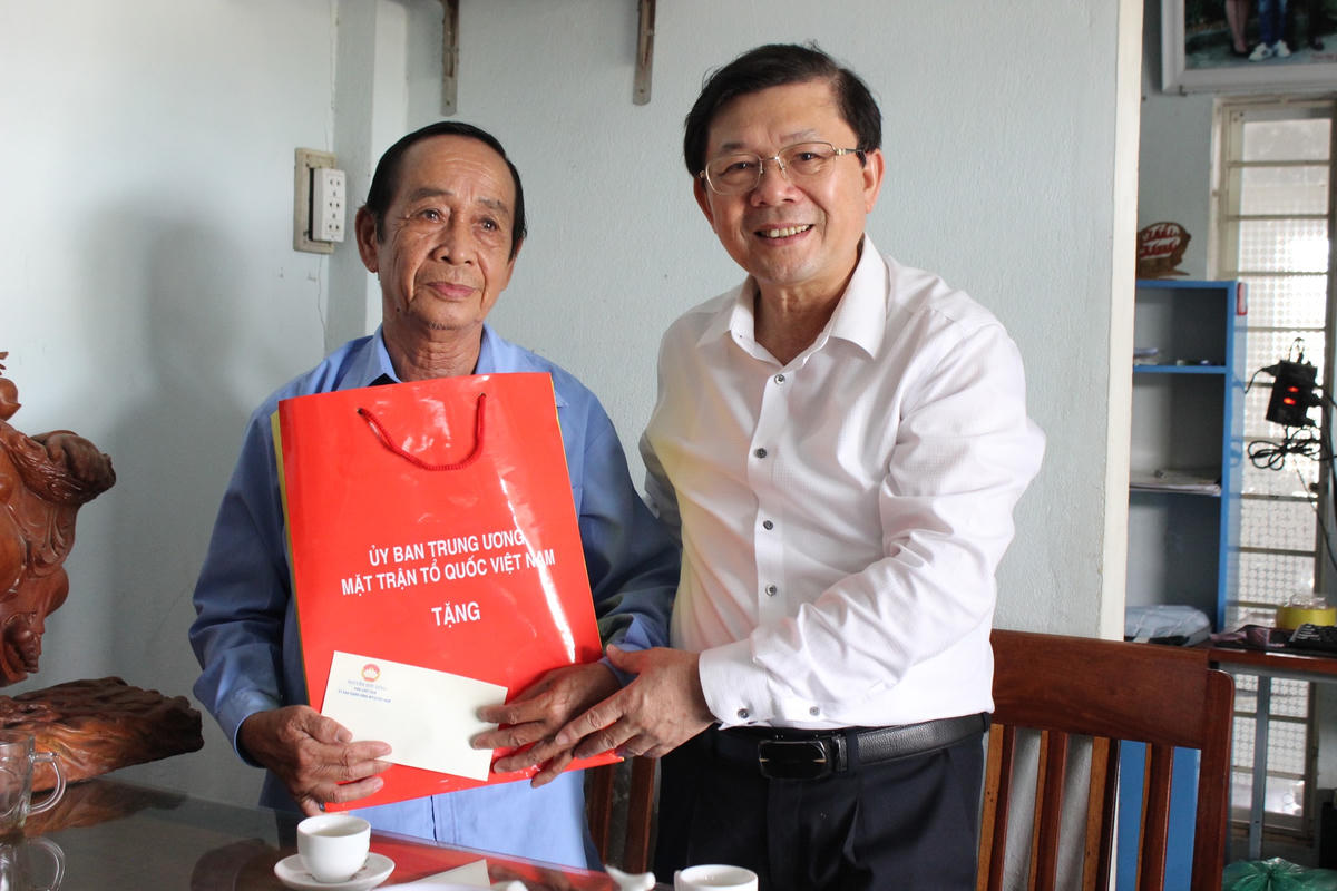 Phó Chủ tịch Nguyễn Hữu Dũng thăm hỏi, động viên, tặng quà một số gia đình chính sách tại thị xã Quảng Trị (tỉnh Quảng Trị).