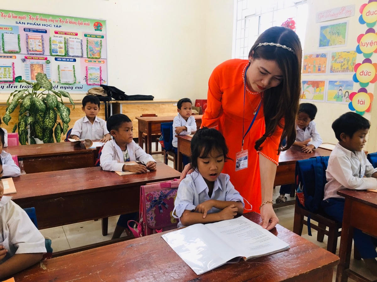 Hàng ngày các thầy cô vẫn miệt mài “gieo chữ” cho các em học sinh ở vùng miền núi, nơi đang còn gặp nhiều khó khăn.