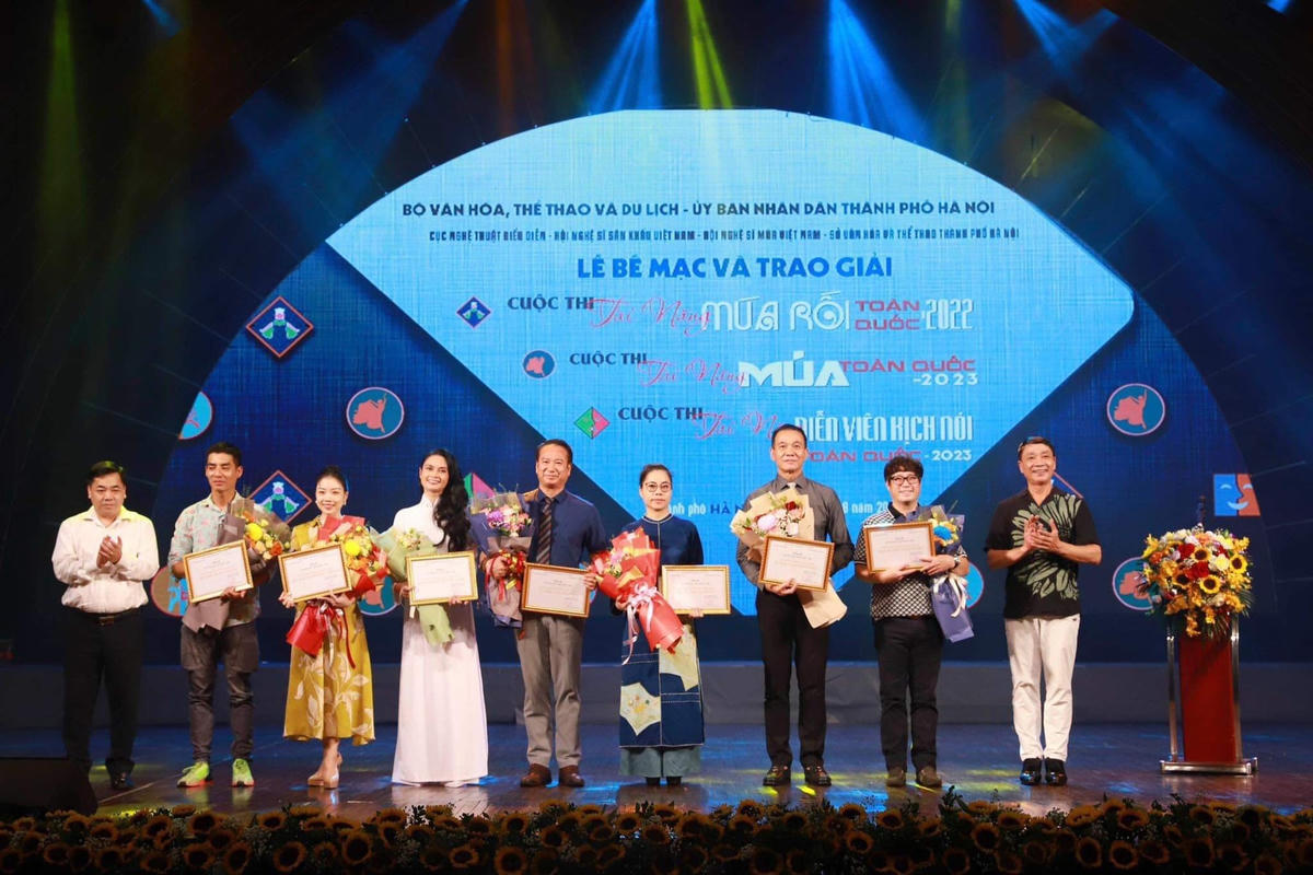 50 giải thưởng đã được trao cho các tài năng nghệ thuật múa, múa rối và kịch nói toàn quốc.