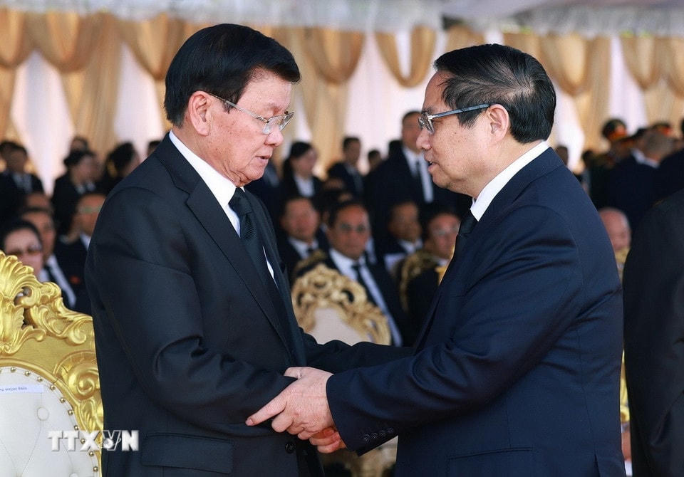 Thủ tướng Phạm Minh Chính chia buồn cùng lãnh đạo Đảng, Nhà nước Lào. (Ảnh: Dương Giang/TTXVN)