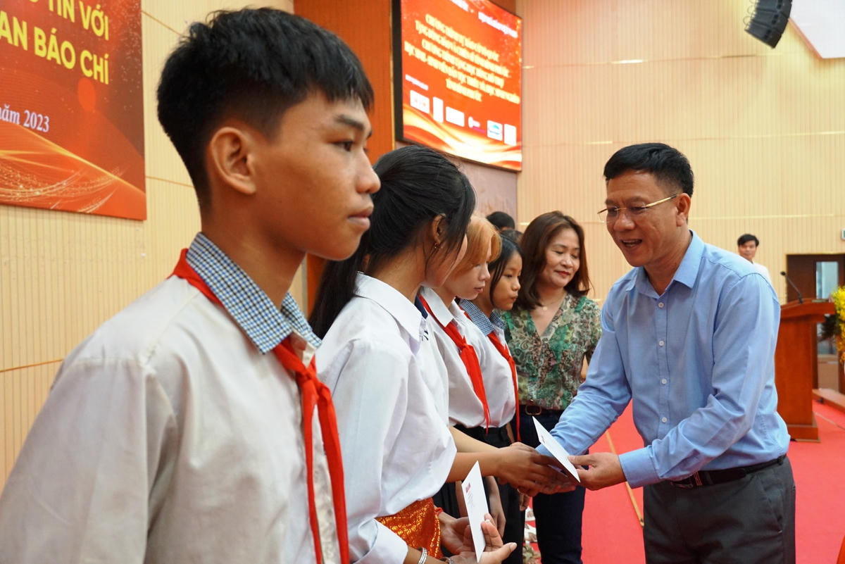 Phó giám đốc Đài truyền hình Việt Nam khu vực Nam bộ (VTV9) Nguyễn Ngọc Hồi trao học bổng cho các em học sinh. Ảnh: Mạnh Thìn. 