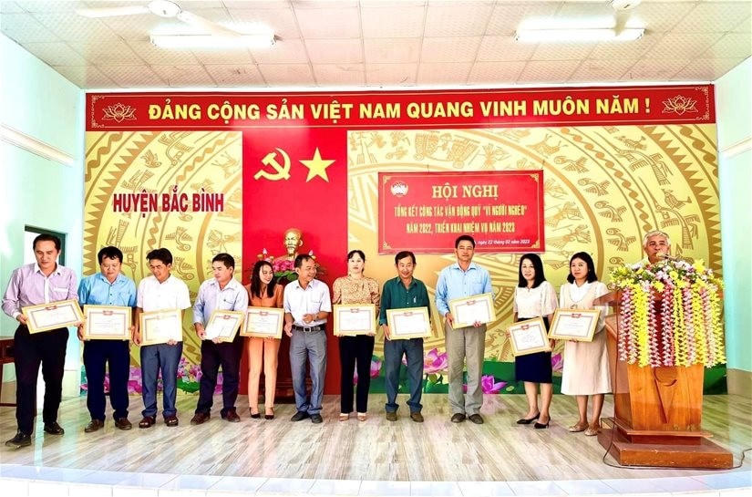 MTTQ Việt Nam huyện huyện Bắc Bình, tặng giấy khen cho thể và cá nhân, đã có thành tích xuất sắc trong cuộc vận động Quỹ "Vì người nghèo" huyện năm 2022.
