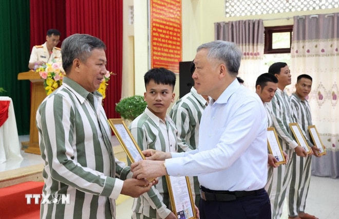 ttxvn-cong-bo-quyet-dinh-dac-xa-cua-chu-tich-nuoc-tai-trai-giam-a2-3.jpg