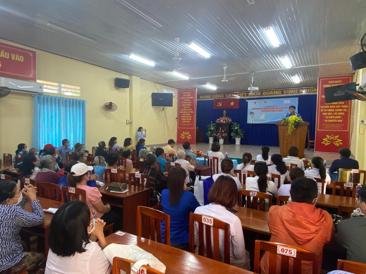 Quang cảnh chương trình tặng quà gia đình chính sách, người dân có hoàn cảnh trên địa bàn xã Trung Lập Thượng, huyện Củ Chi. (Ảnh: P.Ca).