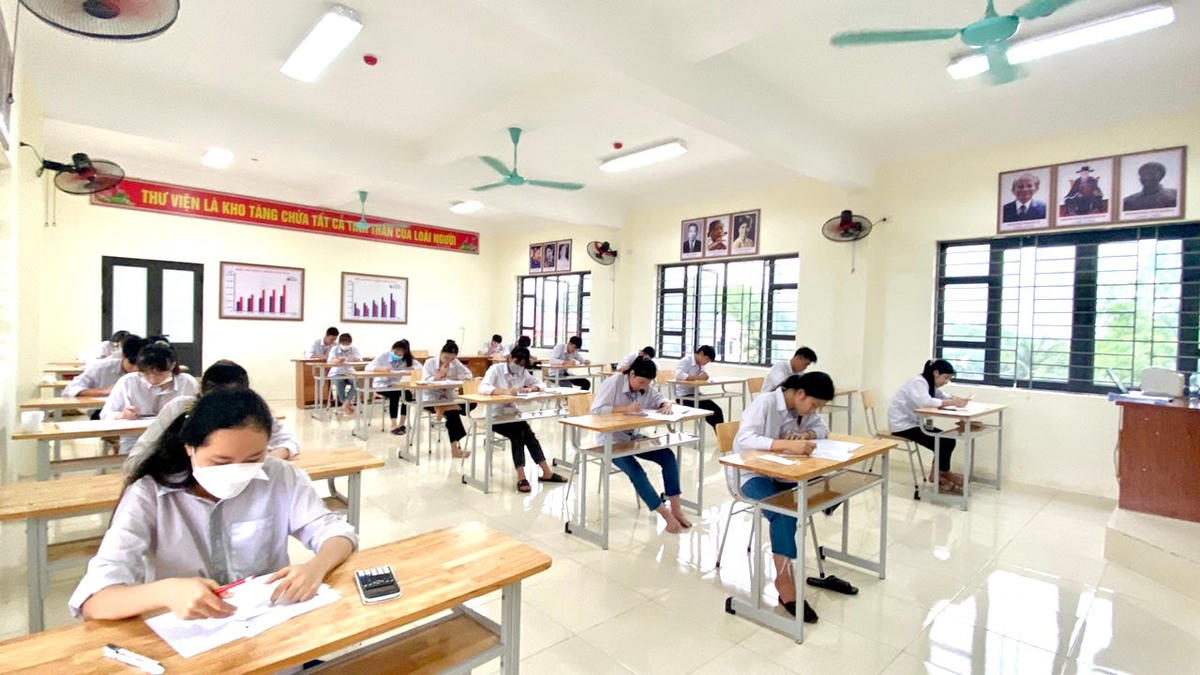 Học sinh ôn tập chuẩn bị cho kỳ thi tốt nghiệp THPT.