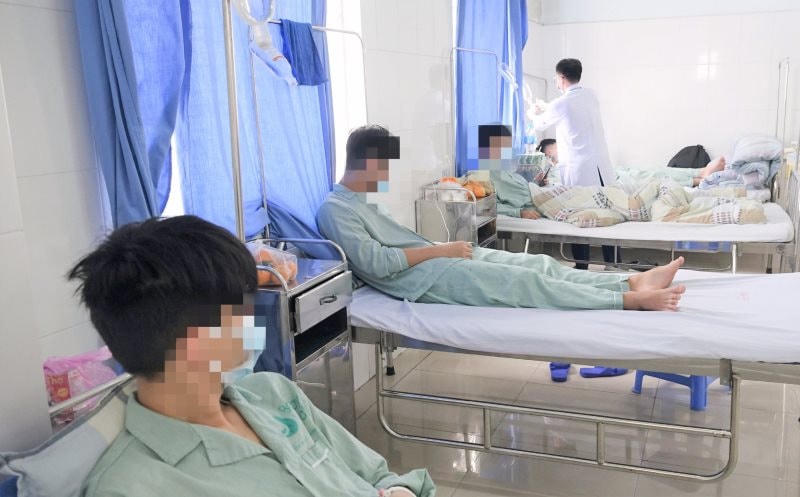 Học sinh nhập viện do ngộ độc thuốc lá điện tử. Ảnh: BV Bãi Cháy.