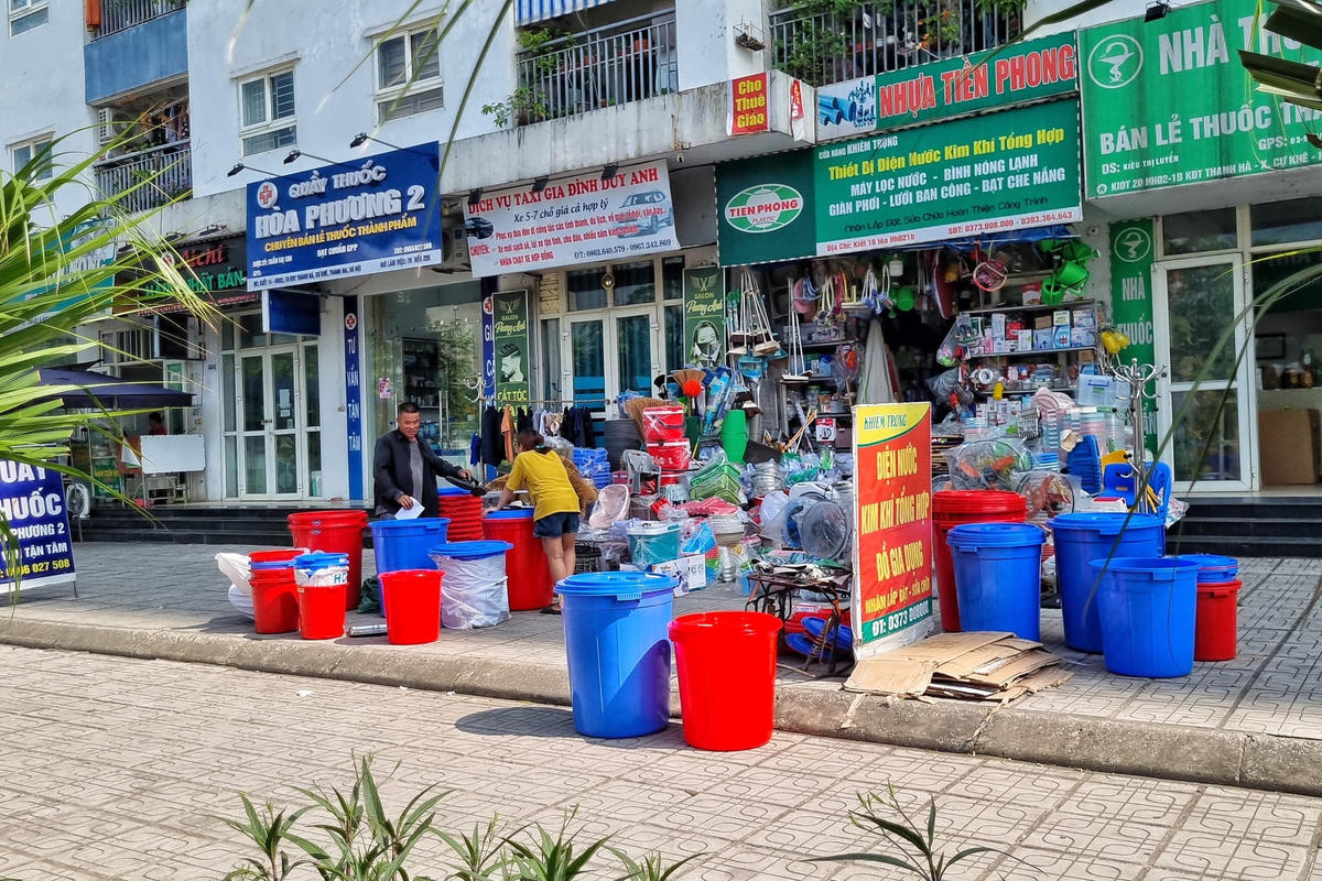 Sau khi bị mất nước sạch nhiều người dân sống trong khu đô thị Thanh Hà phải đi mua xô, chậu để tích nước dự trữ, đề phòng việc mất nước đột ngột.