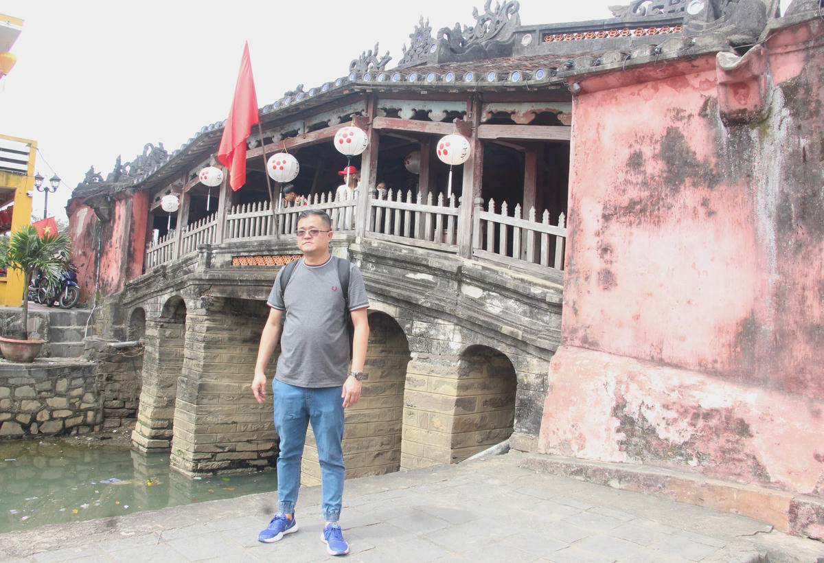 Du khách nước ngoài check in ở chùa Cầu Hội An.
