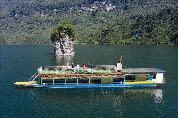 Du lịch lòng hồ thủy điện Na Hang là lựa chọn không thể bỏ qua của du khách khi đến nơi đây để đắm say với núi đồi, biển nước, muông thú...