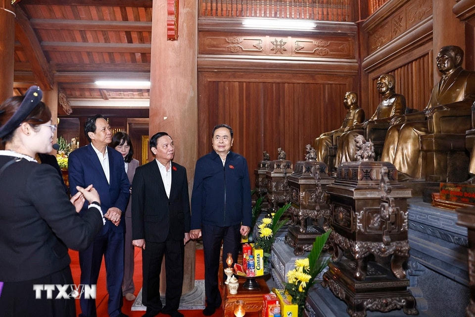 Chủ tịch Quốc hội Trần Thanh Mẫn dâng hương tại Khu tưởng niệm các vị Tiền bối cách mạng. (Ảnh: Doãn Tấn/TTXVN)