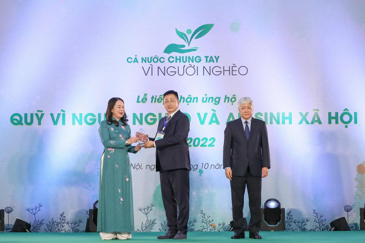 Đại diện Công ty Cổ phần Đầu tư và Kinh doanh Golf Long Thành tài trợ 10 tỷ đồng.  
