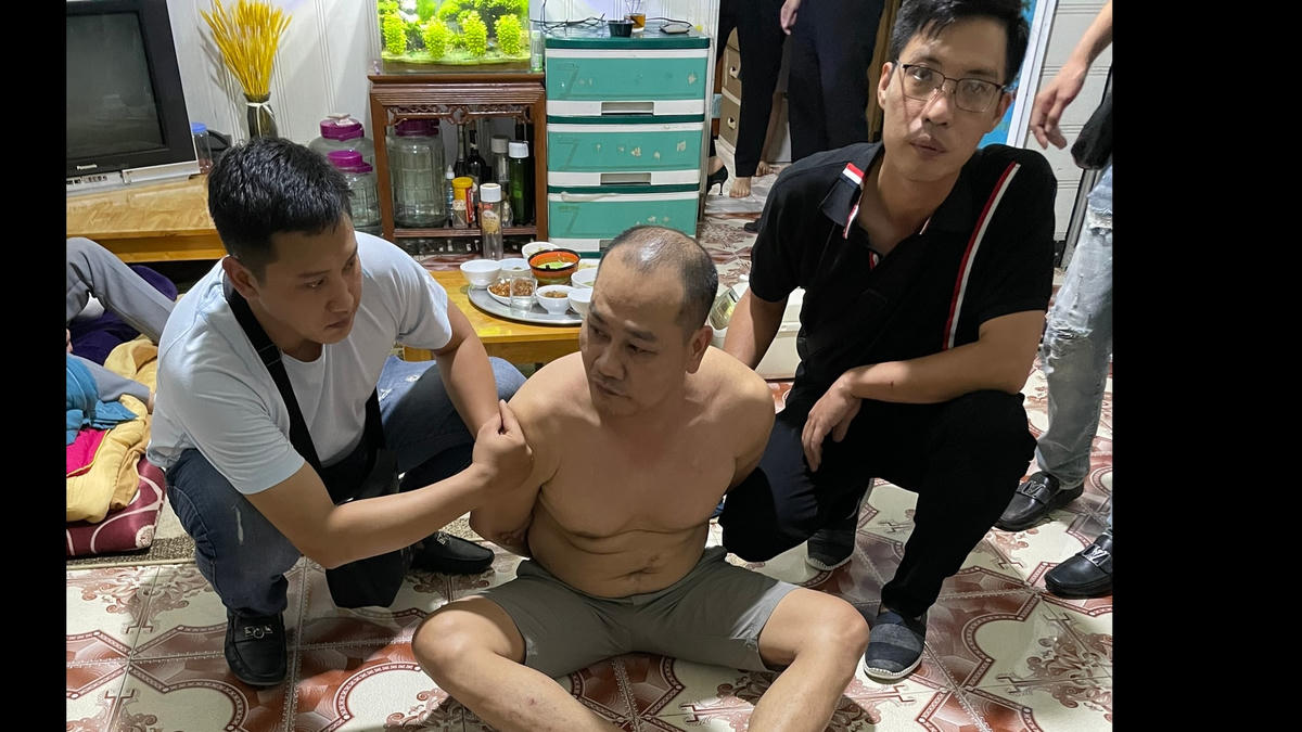 Đối tượng Đào Anh Tuấn bị bắt giữ sau ít giờ gây ra vụ cướp ngân hàng.