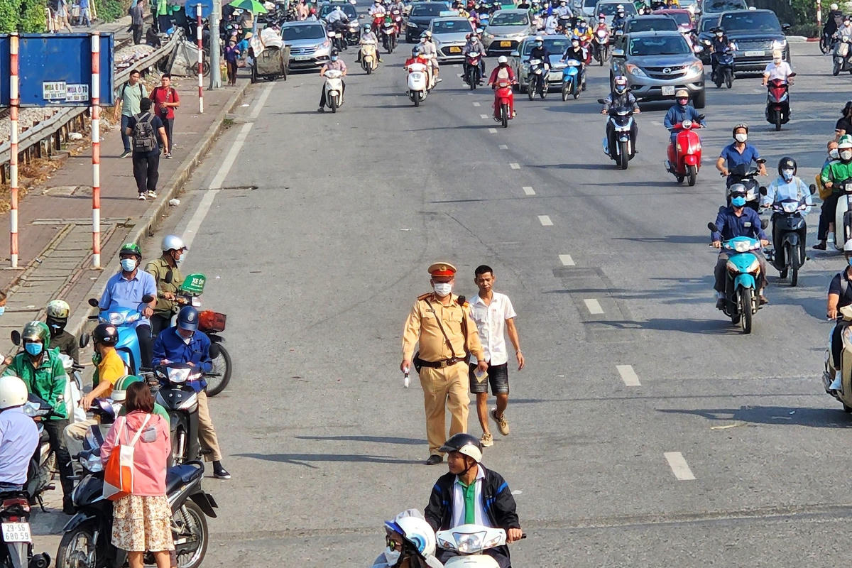 Hà Nội: Ra quân xử lý xe taxi vi phạm trước cổng Bệnh viện Bạch Mai