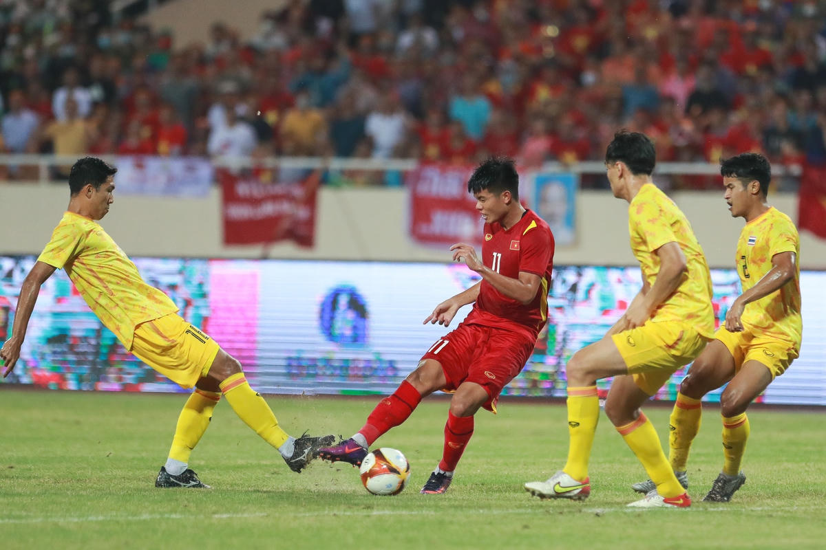 U23 Việt Nam chủ động nhập cuộc với lối chơi gây áp lực ngay phần sân đối phương.