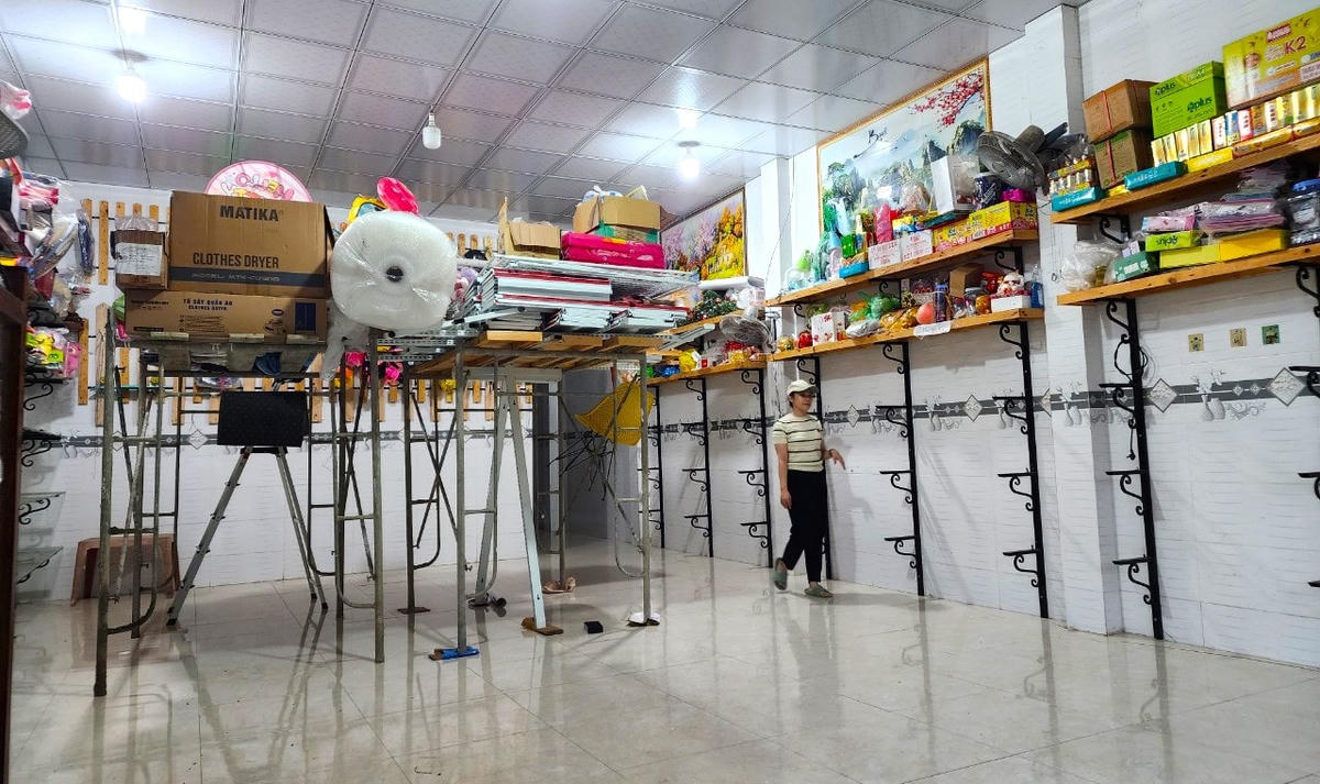 Nhiều đồ đạc được kê lên cao nhằm tránh ngập nước trở lại.