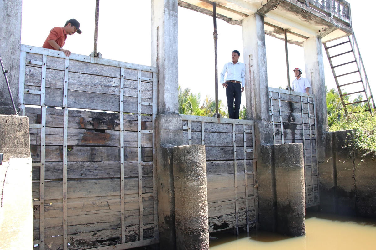 Đập ngăn mặn Đồng Hương xuống cấp.