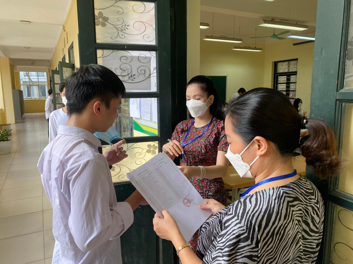Cán bộ coi thi kiểm tra thông tin thí sinh trước khi vào phòng thi tốt nghiệp THPT năm 2022.