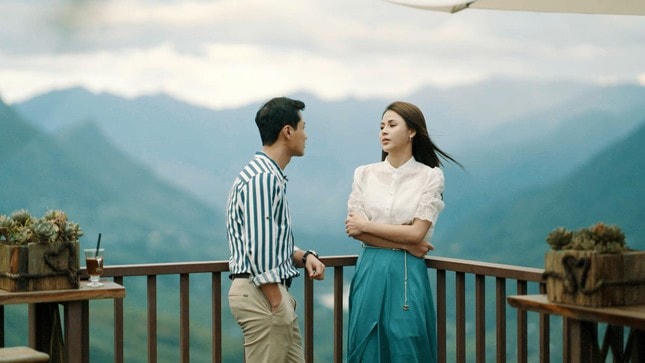 Đây là lần đầu Lương Thu Trang kết đôi với bạn diễn kém tuổi trên màn ảnh. 