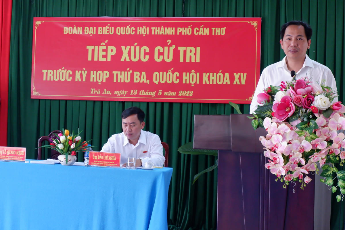 Ông Lê Quang Mạnh phát biểu tại buổi gặp gỡ cử tri.