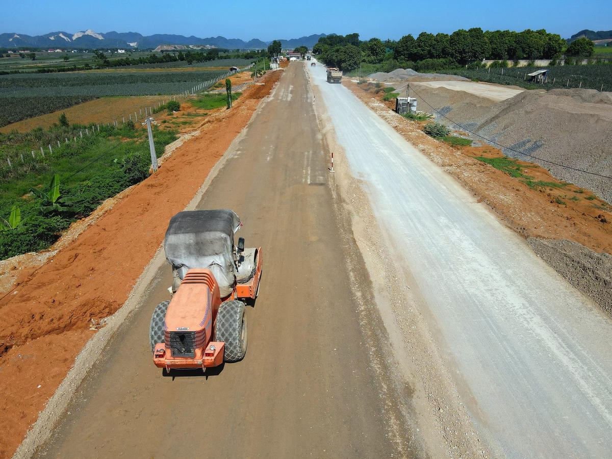Ghi nhận tại công trường thi công dự án, tại nút giao với cao tốc Bắc - Nam phía Đông đã cơ bản hoàn thành, mặt đường đã thảm nhựa, cột đèn chiếu sáng được lắp đặt, hệ thống biển báo, chỉ dẫn ra vào đường cao tốc cũng dựng xong...