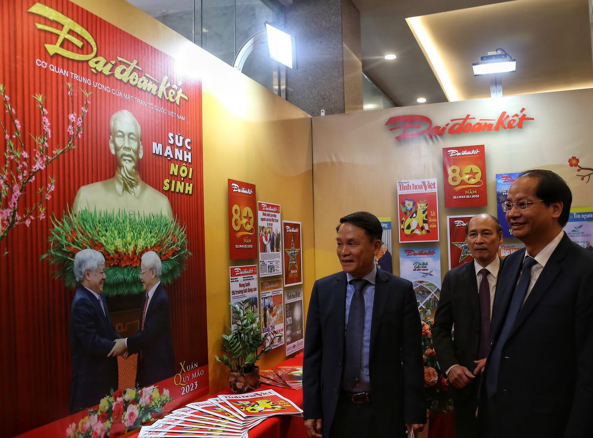 Các lãnh đạo tham quan gian trưng bày báo của Báo Đại Đoàn Kết.