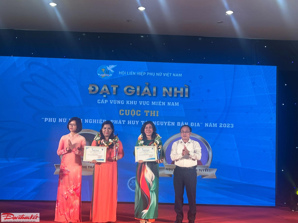 Các tác giả đạt giải nhì cuộc thi.