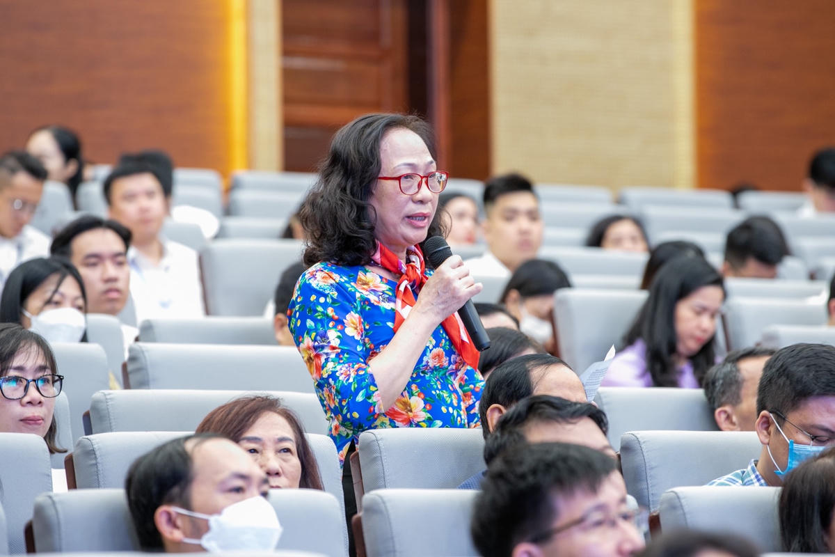 Các cử tri phát biểu kiến nghị.