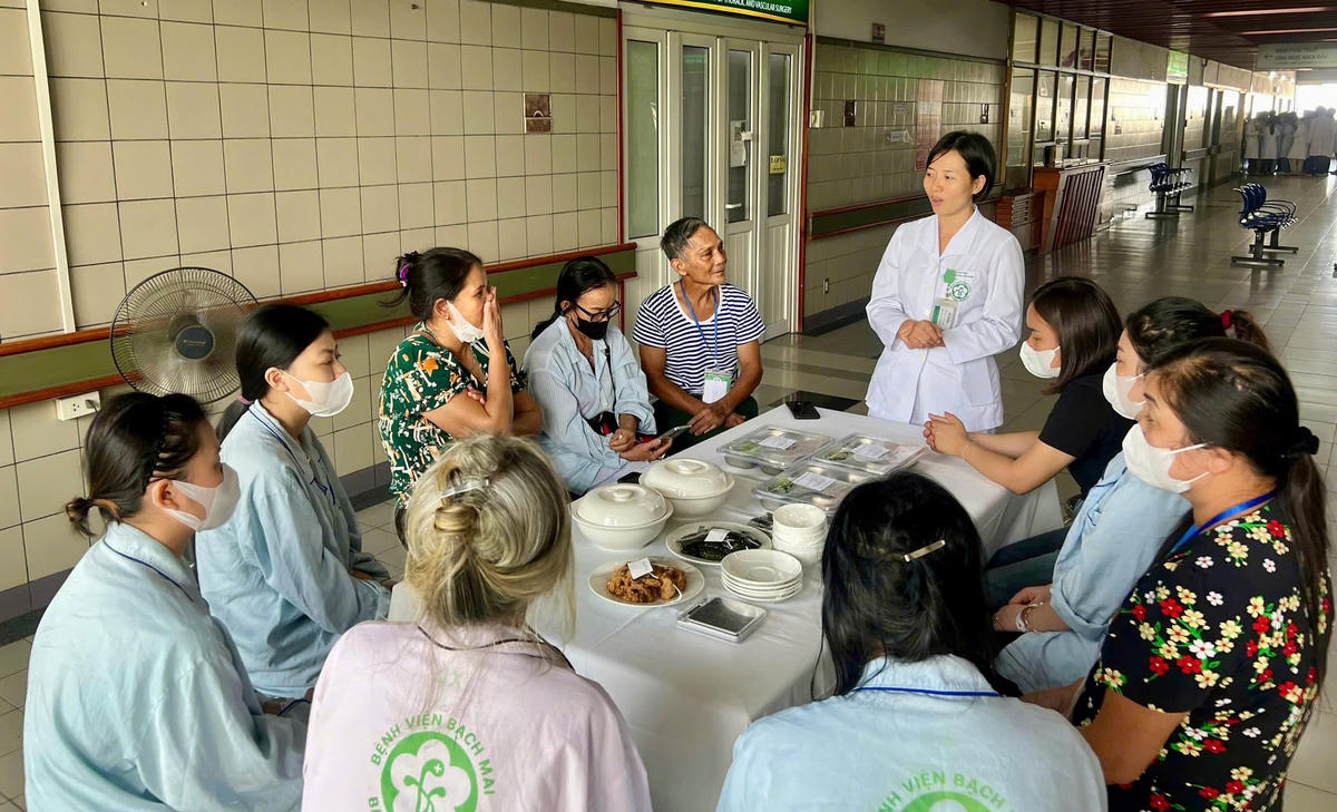 Tư vấn về dinh dưỡng cho bệnh nhân (ảnh BV Bạch Mai)