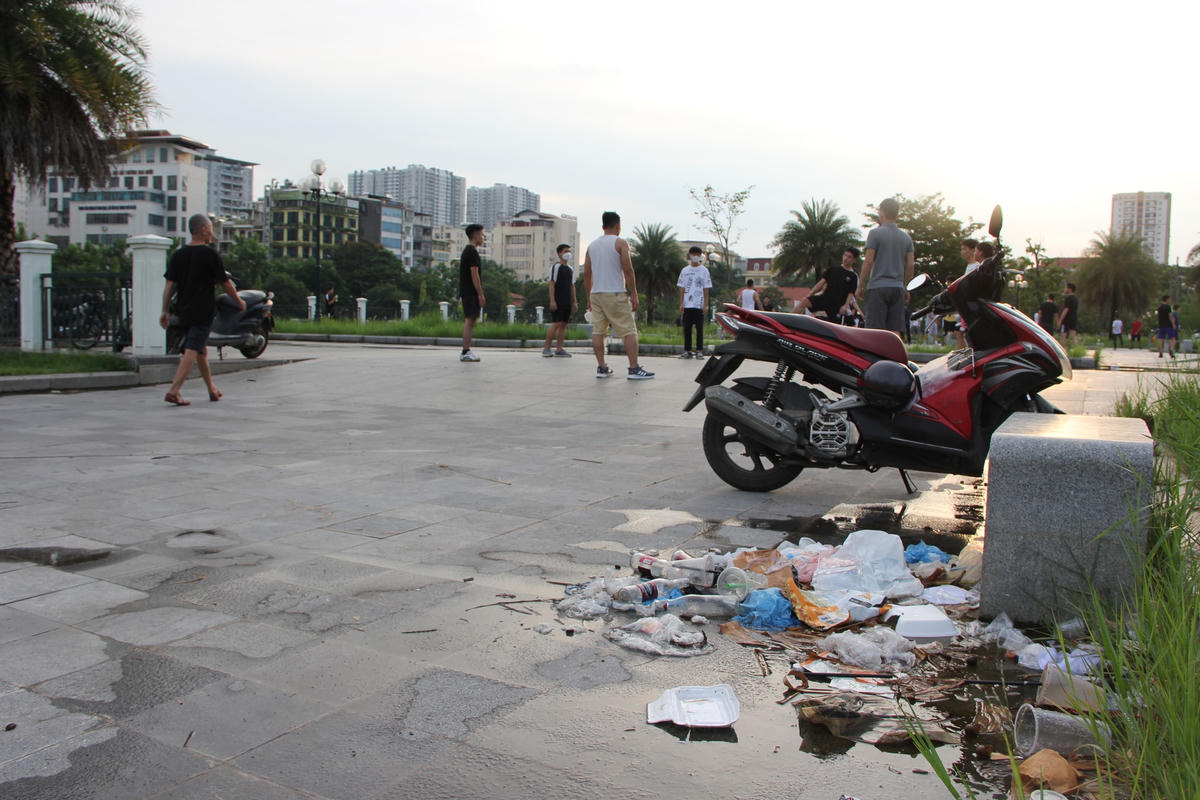 Rác thải ngập ngụa, bốc mùi hôi thối bên trong Công viên Mai Dịch