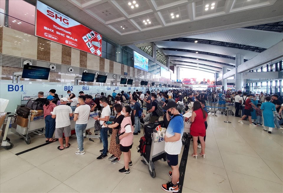 Lượng khách đến sân bay Nội Bài ngày càng gia tăng dẫn đến tình trạng quá tải. Ảnh: Tô Thế.