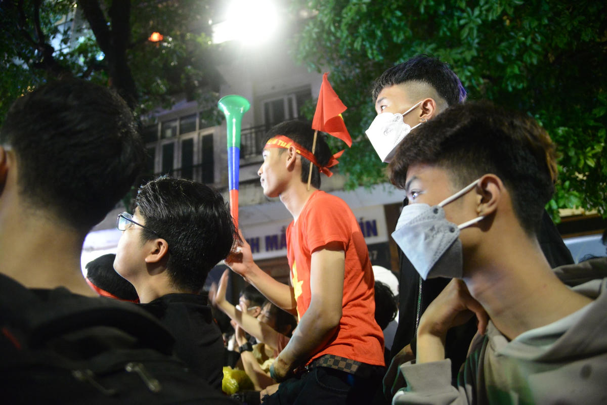 Nhiều cổ động viên mang theo cờ hoa để cổ vũ.