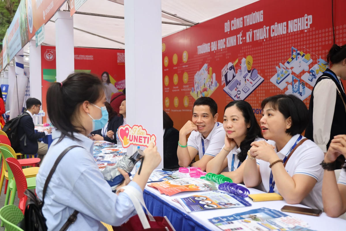 Thí sinh tham gia Ngày hội tư vấn tuyển sinh hướng nghiệp năm 2023. Ảnh: Trường Đại học Kinh tế – Kỹ thuật Công nghiệp.