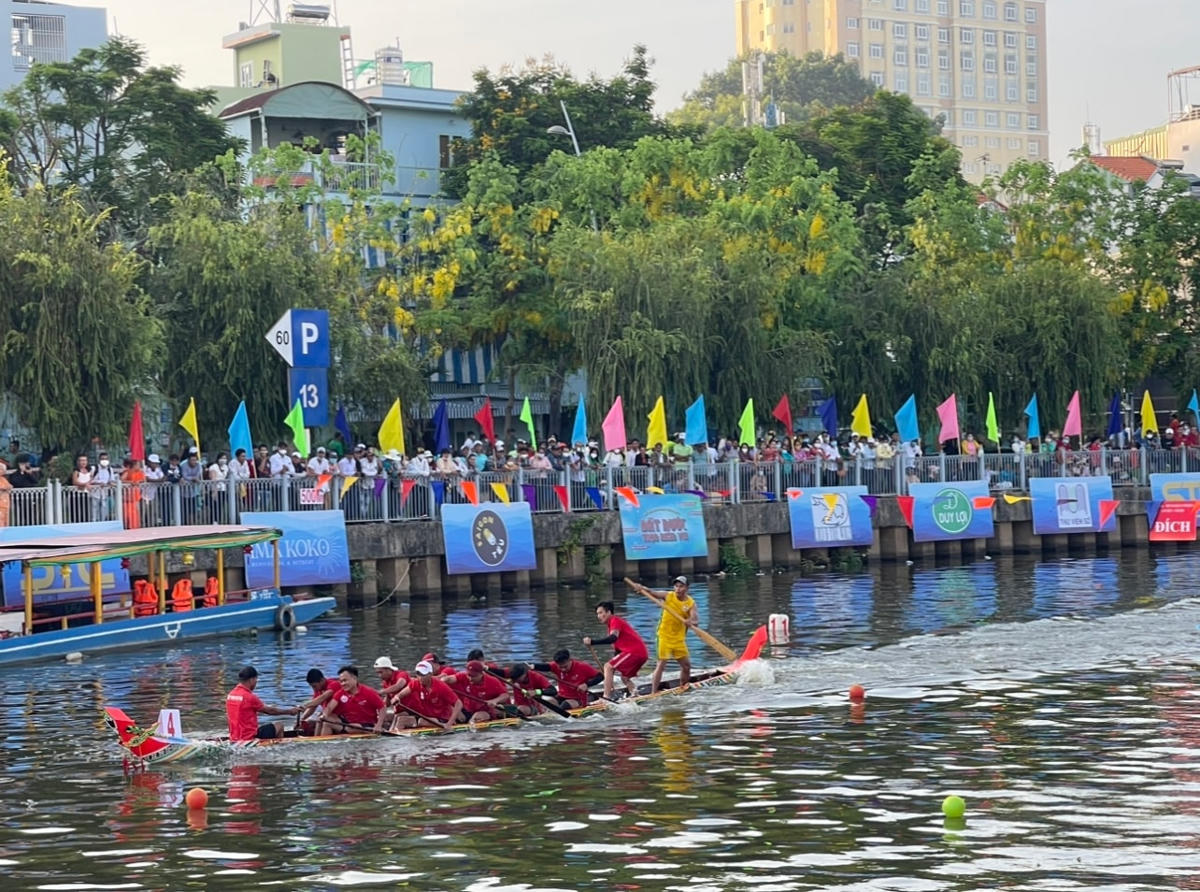 Cuộc thi diễn ra sôi nổi, thu hút đông đảo người dân tìm tới xem tranh tài.