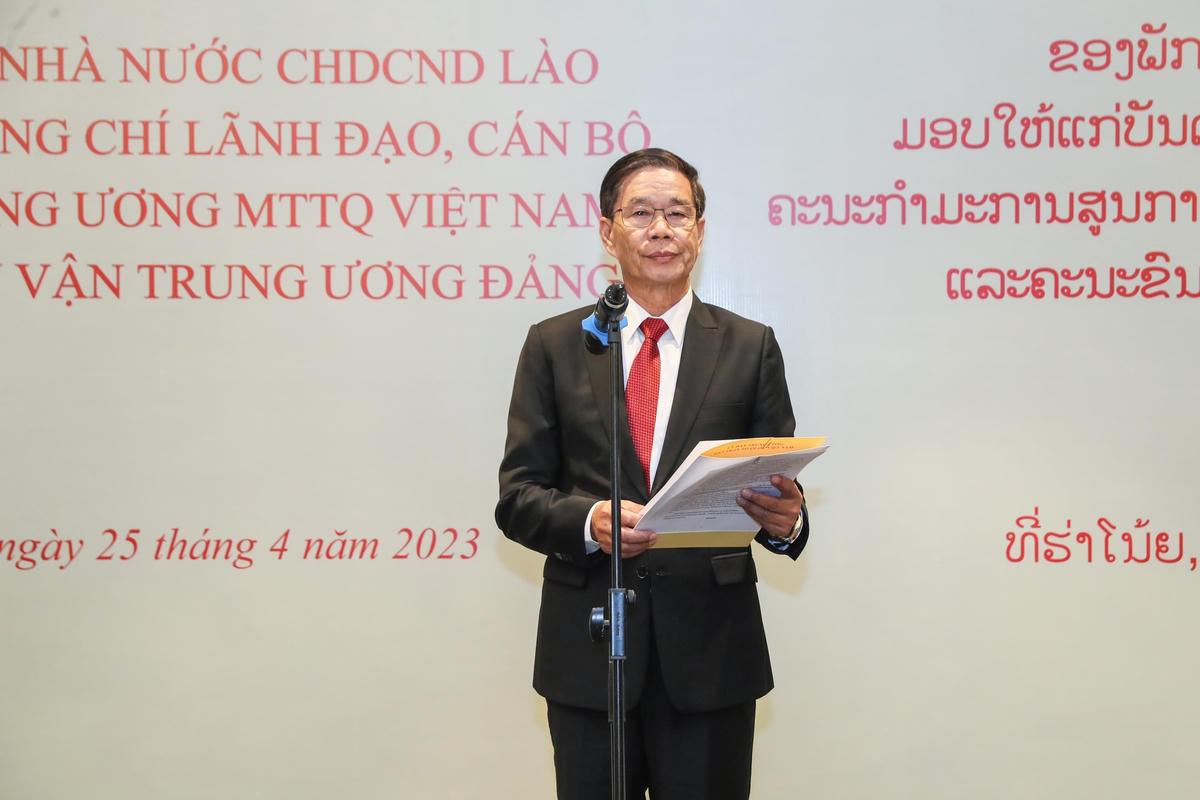 Chủ tịch Uỷ ban Trung ương Mặt trận Lào xây dựng đất nước Sinlavong Khoutphaythoune phát biểu tại buổi lễ.