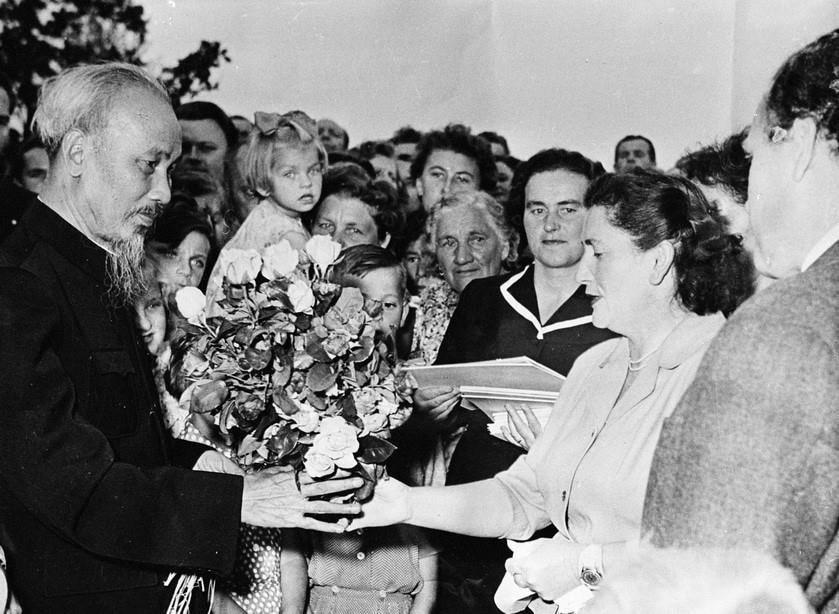 Chủ tịch Hồ Chí Minh với người dân làng Lidice (Tiệp Khắc), nơi bị tàn phá trong chiến tranh thế giới thứ II (18/7/1957). (Ảnh: TTXVN)