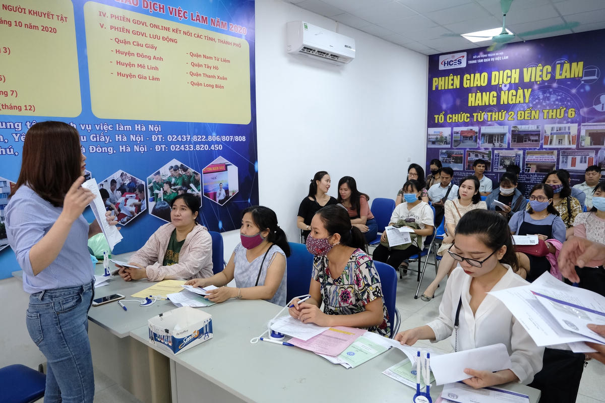 Một phiên giao dịch việc làm ở Hà Nội. Ảnh: Quang Vinh.