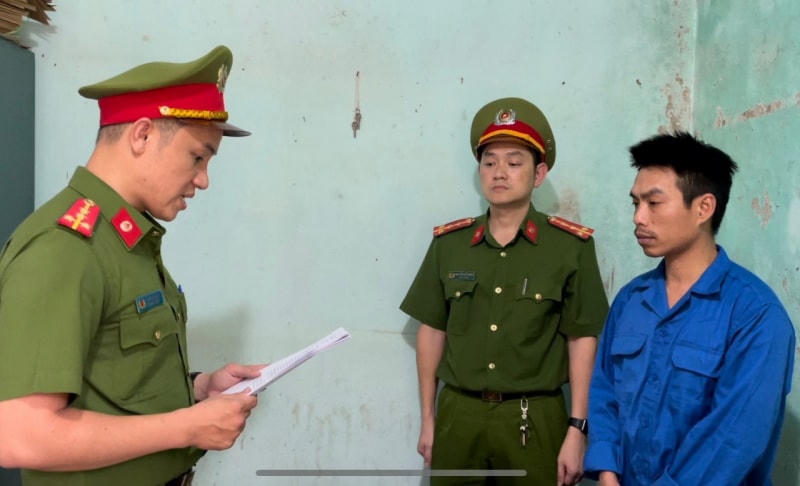 Công an quận Liên Chiểu đọc lệnh khởi tố Nguyễn Thế Anh. Ảnh: Công an Đà Nẵng.